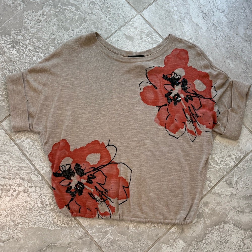 INC Floral Short Sleeve Knit Top in Beige with Red Flowers, size XS